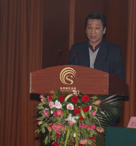 公司副總經理梁英貴宣讀公司管理文件