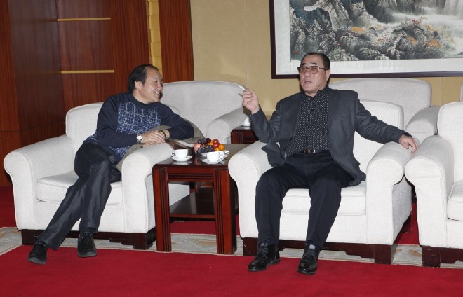 公司董事長趙鐵利與中裝協會副秘書長黃白研討中