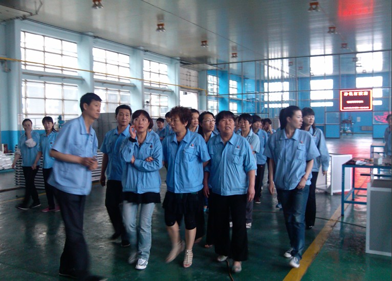 李總向員工介紹公司新進加工設備