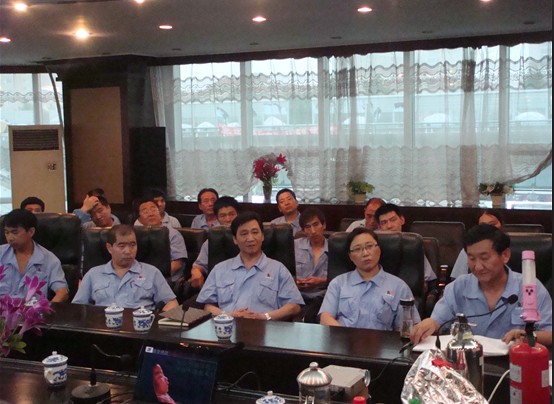 公司領導和員工認真聽專家講消防安全知識