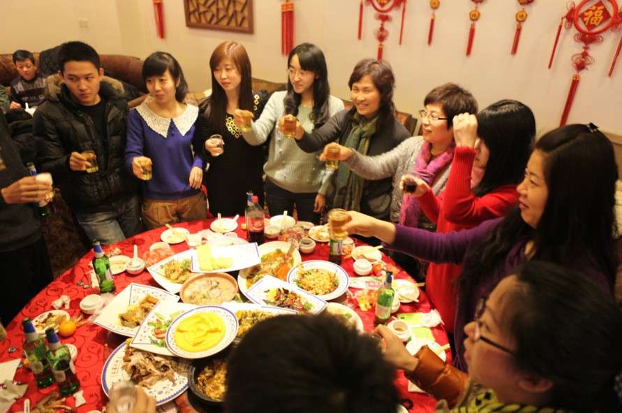 部門(mén)員工集體給領(lǐng)導(dǎo)敬酒